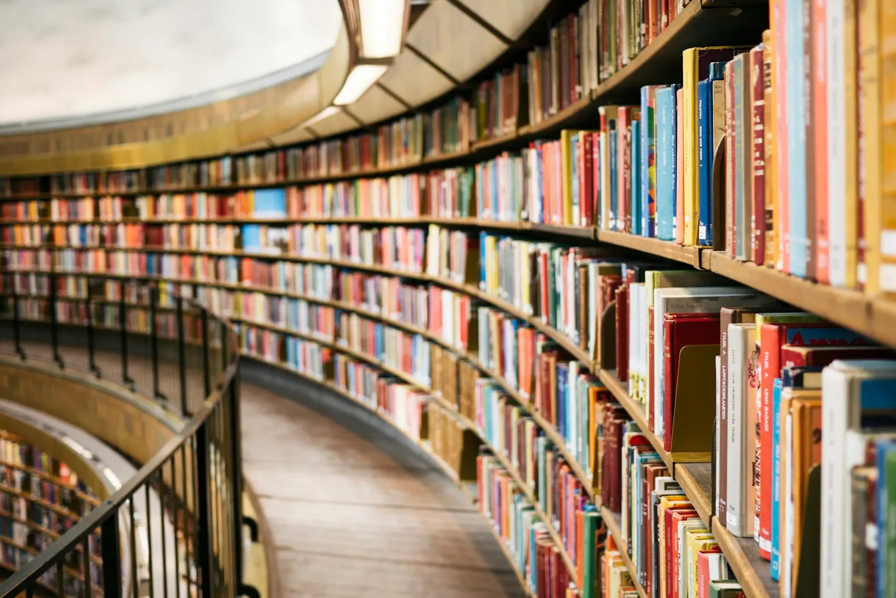 Estanterías curvas de la biblioteca de Estocolmo, una metáfora del saber ordenado